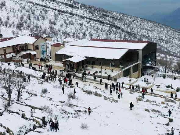 ✈️تعلن مكتب الشافعي للسياحة والسفر ✈️....
رحلة رأس السنة الميلادي 
  🎼🎼🎼🎼🎼🎼🎼🎼🎼🎼🎼🎼
                   الى عشاق الثلوج ⛷️

      💪🏻دع القيادة لنا🚌 وتمتع برحلتك🥰
         كروب الرسمس  ب 85 الف 
              ✈️  الشافعي للسياحة والسفر ✈️
             😍مع عروضها الجديدة 😍

            💫تعال ويانة ومراح تنسانا 💫
     ☎️وفرنالك الحجز عن طريق التليفون ☎️
‏           🚨  سفراتنا الى شمال العراق
-----------------------------------------------
 ⭕️المقاعد محدودة سارع في الحجز⭕️
             🔸اربيل أرض الجمال 🔸
          ✨الاثنين 2025/12/29✨
            💢 ⚡️بسعر 85الف ⚡️💢

🏨فنادق ديلوكس 🏨🎊
-----------------------------------------------
-----------------------------------------------
   💢  🩸 مصداقية الكلام غايتنا  🩸💢
         👨‍👨‍👧‍👧  🔴للعوائل ⭐️فقط 🔴👨‍👨‍👧‍👧
🔴(برنامج.. اربيل..شقلاوه..دهوك) 🔴
💢اليوم  الاول / •مجدي مول•مجدي لاند،،،، 
صالة التزلج 🏂🏂

💢اليوم الثاني /مصايف اربيل •خليفان•بيخال..جبل كورك •منتجع راوندوز •شنكل بانة •شنكل بوب  •كلي علي بيك•شقلاوة•🎢🏔⛱️🎡⚽
جبال حاج عمران الثلجيه (إختياري) 

💢اليوم الثالث /🏞دهوك•قضاء عقره 
مصيف سيبه كلي زنطة•بيرس•بيجيل••
                 ( برنامج إختياري) 

•فاملي مول•مدينة العاب فاملي فان•حديقة الحيوانات •(البرنامج المسائي) 

اليوم الرابع/ برنامج حر للمسافر🥰
او الذهاب إلى السليمانية 
 رحلة أختياريه وليست أجباريه الى السليمانية سد دوكان 
اليوم الخامس/العوده الى محافظتنا العزيزه بابل تاركين أجمل الذكريات واللحظات الجميله
-----------------------------------------------•••••••••••••••••••••••••••••••••••••••••••••••
⚡️كل هاذ بسعر 85الف يشمل ⚡️
١_ ذهاب و عوده باصات حديثه مكيفة
٢_نقل وجولات سياحية صباحية ومسائية 🏊🏻‍♀️😋
٣_ فنادق ديلوكس 4 نجوم
٤_ فطور صباحي اوبن بوفيه طيلة ايام السفرة🍱🍳
٥_ كادر سياحي متميز في مجال السياحة 💪🏻💪🏻
٦_ حفله خاصه بعوائل شركة(اختياريه)
٧_تنفيد برنامج خاص بشركتنا وليس تجمع شركات
٨_جوائز وهدايا والمزيد من المفاجئات 🎁🎉
٩_       مع  اجرائات السلامه خلال الرحله 
               
🔻🔻🔻🔻🔻🔻🔻🔻🔻🔻🔻🔻🔻🔻
#ملاحظة
              الأطفال لغاية 5 سنوات مجانآ
( ومن 6 إلى 9 نصف السعر مقعد في الباص فقط)
——————————————————-
�الاتصال على هواتف الشركة�
☎️() ☎️()
***********
*********** واتساب
