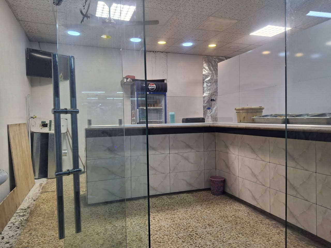 مطعم فلافل وبركر البيع العنوان الكمليه شارع الصفر مقبيل سواق ابو عراقي ***********
