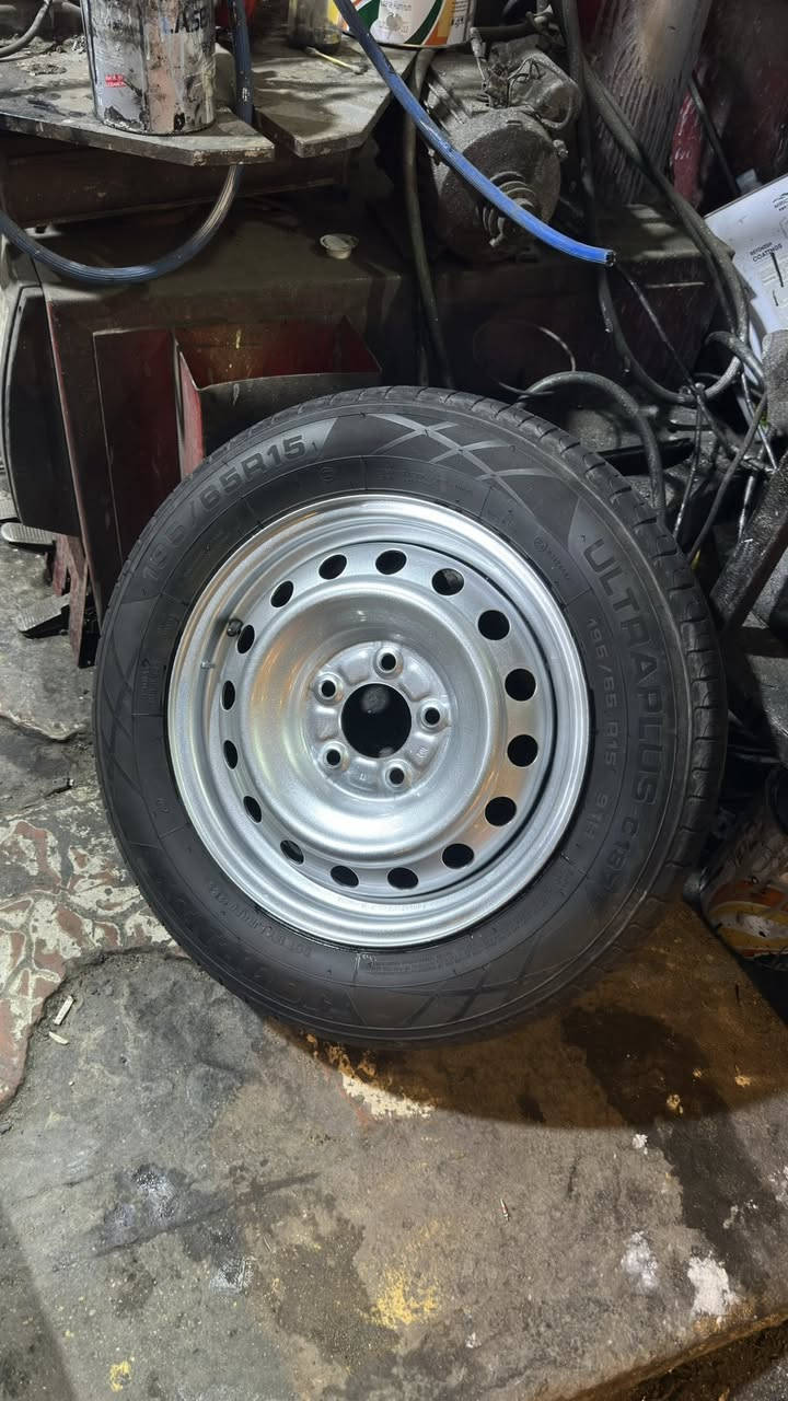 سلام عليكم رنگات حجم 15 كامل مع تاير صارلي خمس ايام شاهدن امانة الله بلنص سويتلهن بلمشي زلال مصبوغات حراري اسود چان الرنك نضيف بشكل شاهد الله تجي بعينك وتشوف هاذ رقمي *********** سعرهن 275 كاملات هنه والتاير
