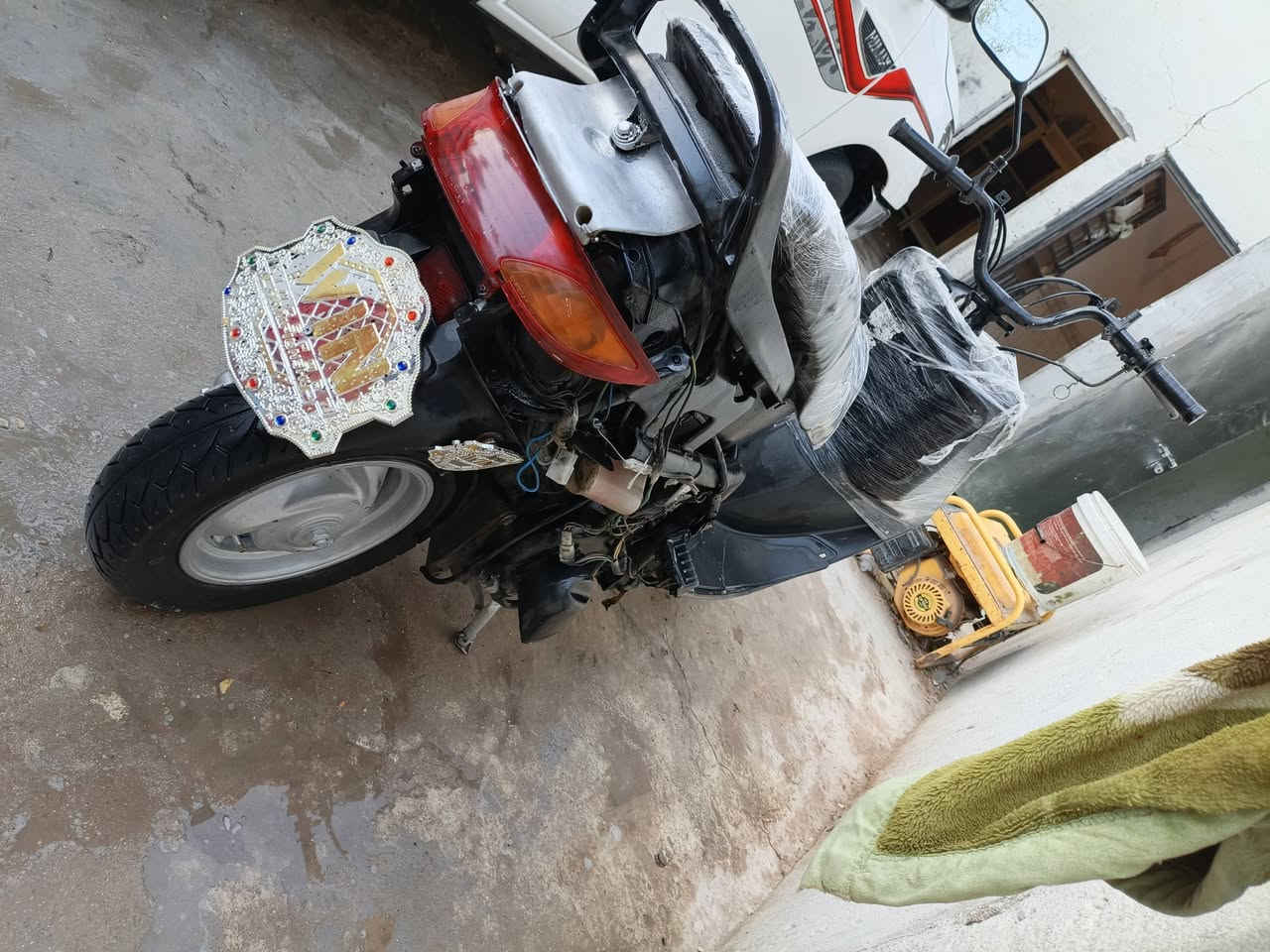 سلام عليكم شباب فراشه 140 لبيع دراجه تعبانه سلف جديد تواير جديد هيكل مكفول من ضربه كهرباءيات شقاله وكفوله عشارءرين  دراجه عطلت ماعرف شعبيه شنو عطلهء من المكينه لسهر 175الف قفل رقمي واتساب *********** المكان بصره سفان
