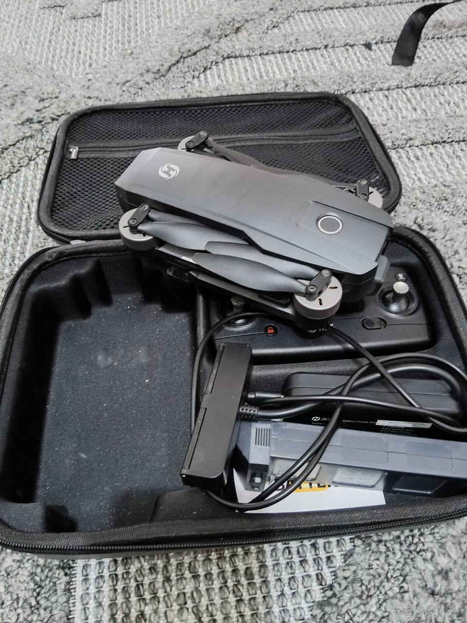 سلام عليكم طيارة درون طايرة قليل جداً دبل بطارية 🔋 لتواصل *********** أو خاص
