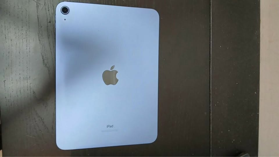 للبيع iPad 10 (الجيل العاشر) 📱

* اللون: أزرق (Blue)
* السعة: 64GB
* نسخة Wi-Fi
* نضافة: 90%
* شاشة 10.9 إنش Liquid Retina
* معالج Apple A14 Bionic
* Touch ID
* منفذ USB-C
* يدعم Apple Pencil
* الجهاز شغال بكفاءة وما عليه أي مشاكل تذكر.

💰 السعر: 425,000 دينار عراقي (قابل للتفاوض بالمعقول)

📲 للتواصل واتساب:***********
