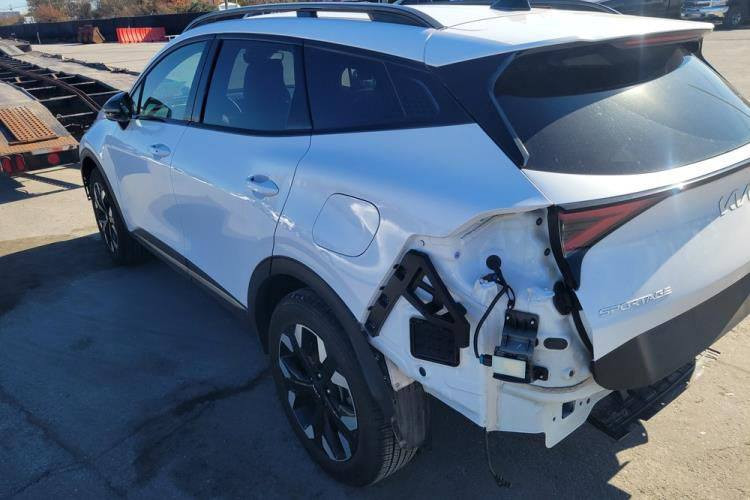 السلام عليكم سبورتج موديل 24 ماشيه 11الف بعد 10ايام توصل العمان الي عنده كتاب شهدا  فول عده الفتحه الون ابيض بدون ارباك غراضه كله وياه السعر 160الاتصال ***********
