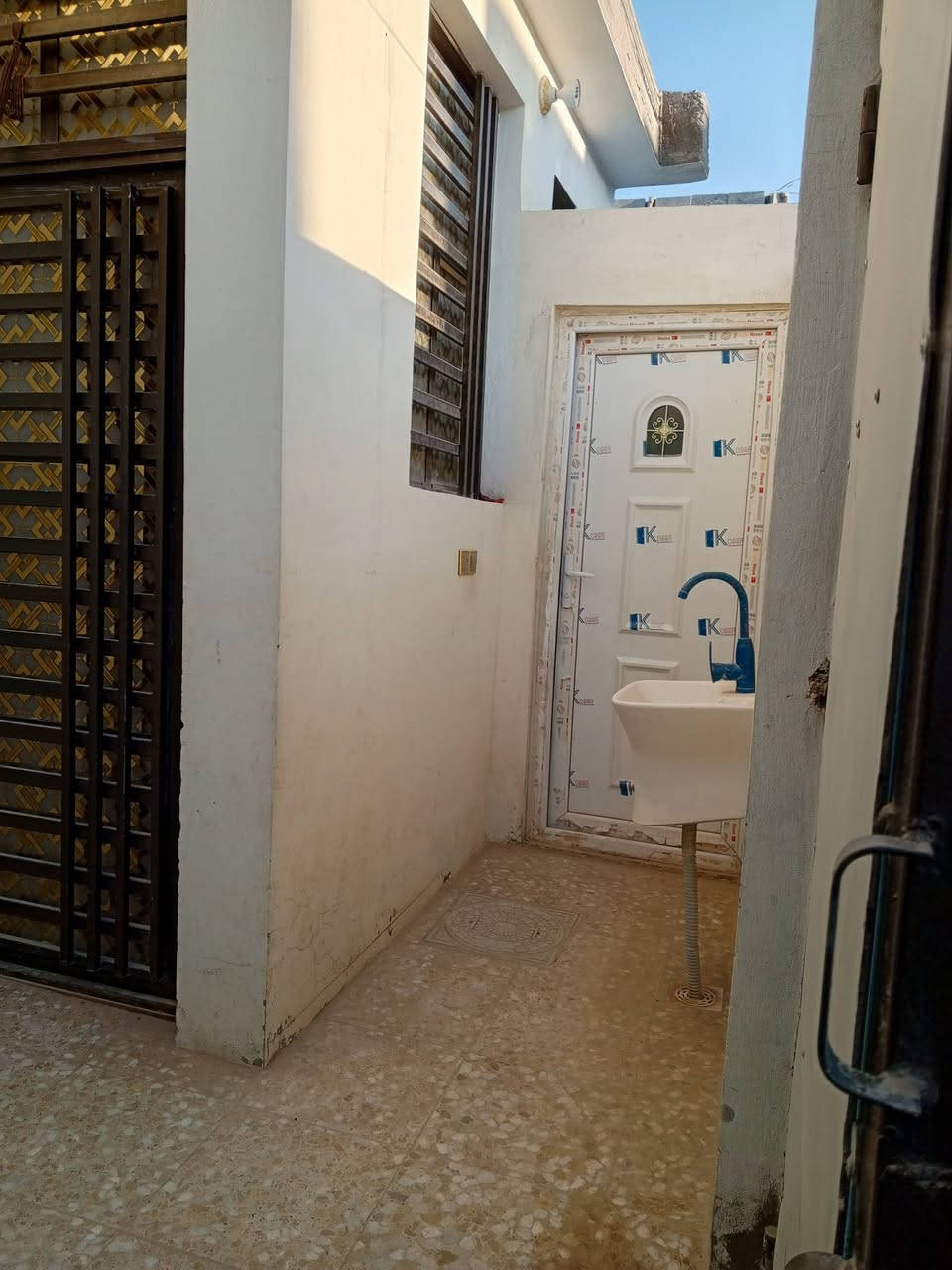 اللهم صلي على محمد وال محمد دار للبيع النجف الاشرف شارع المطار القديم مقابل اسواق بابا اشتريلي موقع جدا جدا رائع مع كافة الخدمات المساحه 100متر بناء طابوق صب كونكريت يحتوي على غرفه وصاله ومطبخ واستقبال وحمام داخل وخارج كاشي سيراميك بناء درجه اولى السعر 45مع المجال طابو زراعي 25 مشمول بل تمليك للاستفسار الاتصال او المراسله ***********
