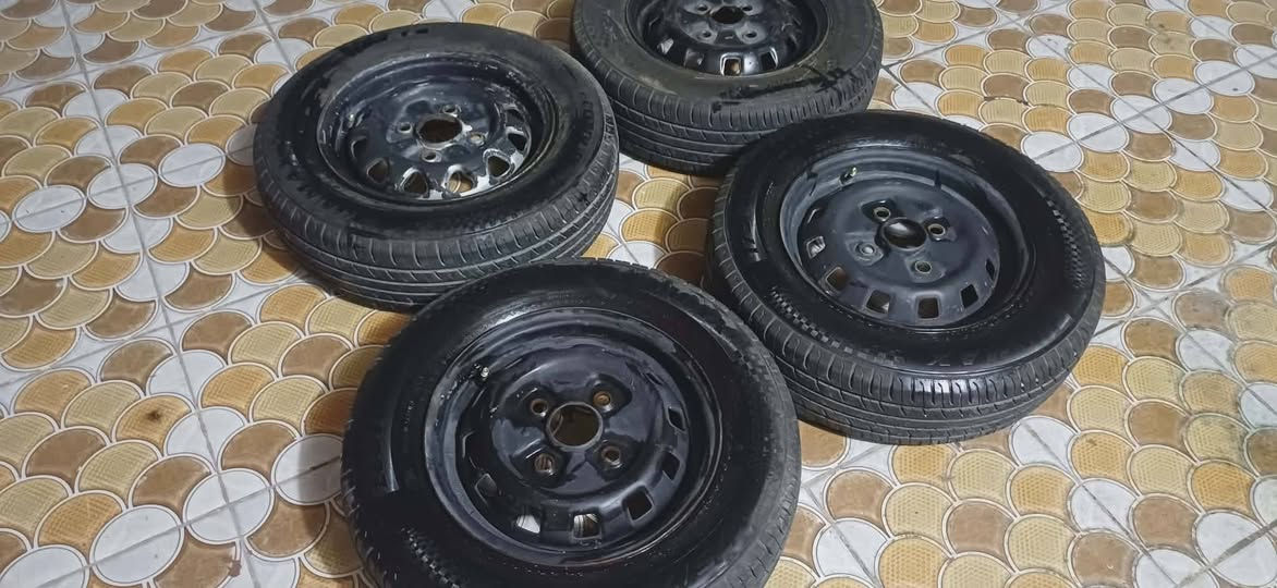 السلام عليكم تخم تايرات حجم 13 هنه وتايراتهن انظاف جدا برهم الدمعه والاكسله سعرهن ب125 الف اليحتاجهن يتصل ***********
