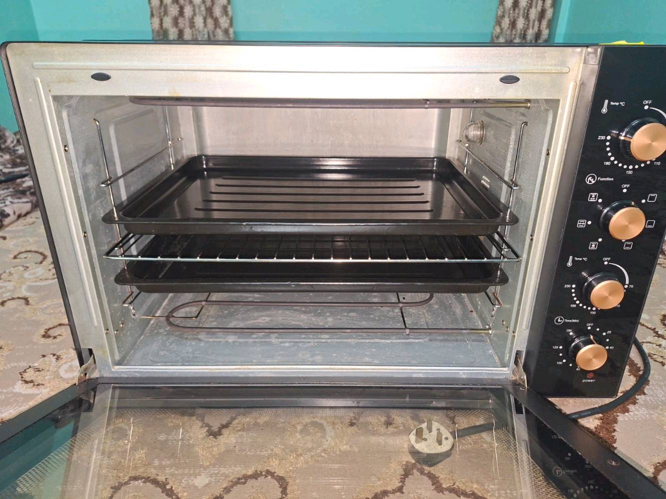 فرن للبيع بكامل ملحقاته مستخدم اقل من شهر 