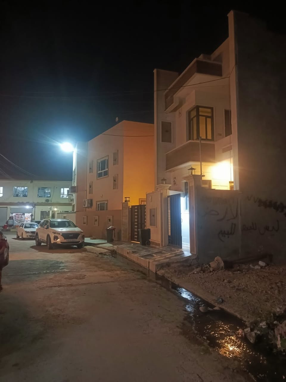 سلام عليكم لديا قطعة ارض للبيع في هيمه ستي   الاولى المساحه 100النزال 20/ول واجه 5خذمات ماء 💧 كهرباء فول تابعه لجميعة شمس نينوى عندي وصل وكرت 
***********
***********

