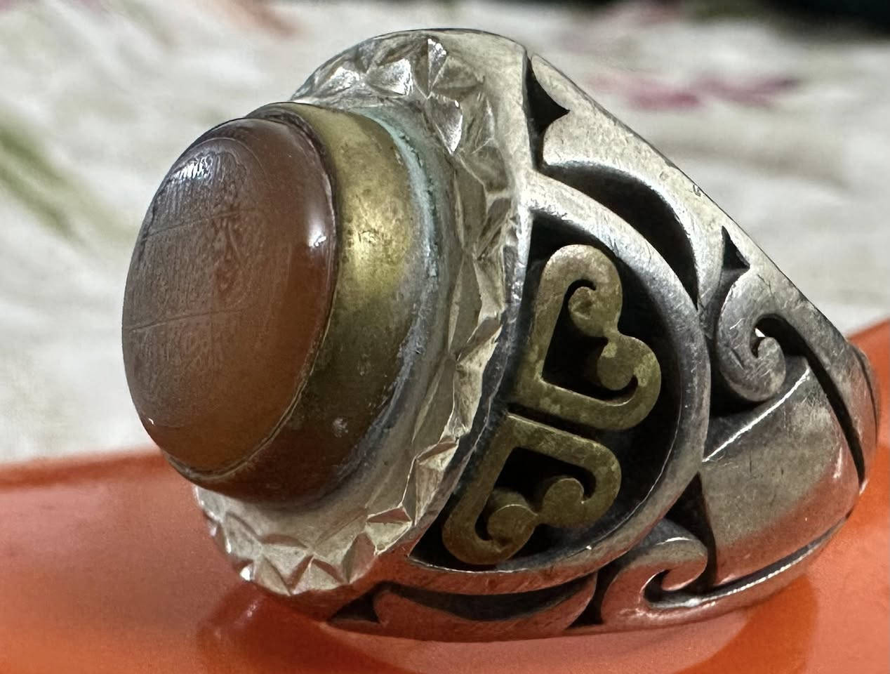 خاتم قديم بحجر عقيق يماني مشمشي جراخه دائري
صياغه يدوي ثقيل صب إطار نحاس 
مختوم 925
منقوش ع الحجر ( ماشاءالله لاقوة إلا بالله استغفرالله)

سعره 75 الف قفل من الأخير 
بغداد جميله شارع خير الله 
ملاحضه لايوجد توصيل 

***********
