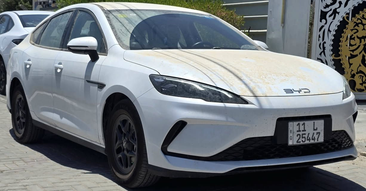 ## 💎 بي واي دي سيل 5 (BYD Seal 5) موديل 2025 – بحالة الوكالة 💎
**السيارة بتراب الشركة وجديدة تماماً (بالنايلون) مع كامل ملحقاتها الأصلية!**
### 📌 تفاصيل السيارة والمواصفات:
  مرقمة بغداد، كاملة باسمي، والسنوية مستلمة (جاهزة للتحويل المباشر).
 * **:** كفالة عامة مطلقة من كل شيء (مكفولة من أي نقص).
 * **المسافة المقطوعة:**
   * **650 كم** فقط على المحرك.
   * **1700 كم** فقط على الكهرباء.
 * **البرمجيات:** السيارة مبرمجة بالكامل وجاهزة وتحتوي على كافة البرامج والتطبيقات.
### 🎁 الملحقات الإضافية المشمولة:
 * الشاحنة الأصلية من الشركة.
 * أرضيات حوضية فاخرة.
 * كافة الملحقات والعدّة الأصلية.
### 💰 السعر:
**20,250,000 دينار عراقي** (عشرين مليون ومئتان وخمسون ألف دينار) **وبي مجال بسيط للجادين.**
📍 **العنوان:** بغداد - البياع - حي الرسالة الثانية - شارع الضغط.
### 📞 للتواصل والاستفسار:
المراسلة على الخاص، أو الاتصال مباشرة على الرقم:
📱 ***************
