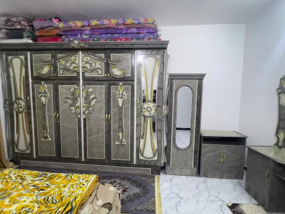 السلام عليكم غرفه الشغل عراقي بس شكلها تركي غرفه حلوه ما مستخدمة هواي 6قطع 
رايدها ب٩٠٠وبيها مجال
رقمي***********
