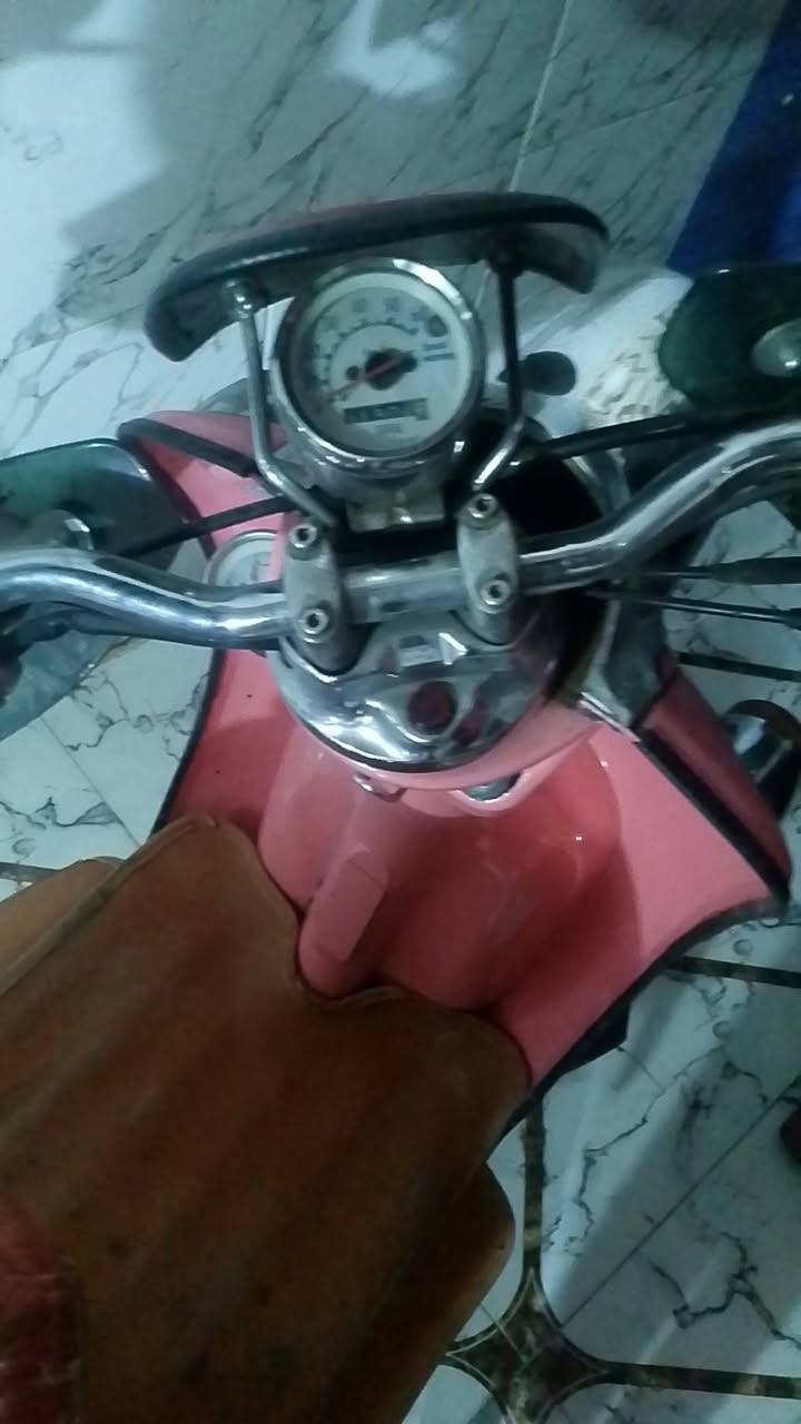 السلام عليكم شباب دراجه للبيع كهربائيات كلها شغاله وخير  من الله اوراقها موجوده 350 وبيها مجال ***********
