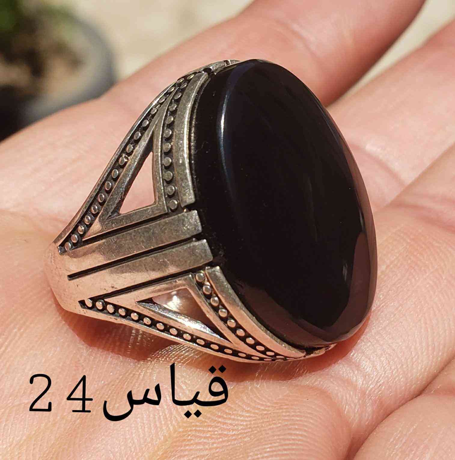 خاتم فضة يمني فاخر بصياغة  راقية، يتوجّه حجر عقيق يماني أسود طبيعي يشف بلون أحمر ناري عند الإضاءة. حجر حر غير مجمّر ولا معالج، فقط جراخة وصقل لإبراز جماله الطبيعي. مقاس 24، قطعة مميزة لعشاق العقيق الأصيل والاقتناء الفاخر. للتواصل والاستفسار على الخاص.
#العقيق_اليماني_الاصلي_الطبيعي البصرة, العراق


**إذا كنت صاحب هذا الإعلان وتريد حذفه لأي سبب، رجاءا أرسل رسالة إلى الدعم الفني**