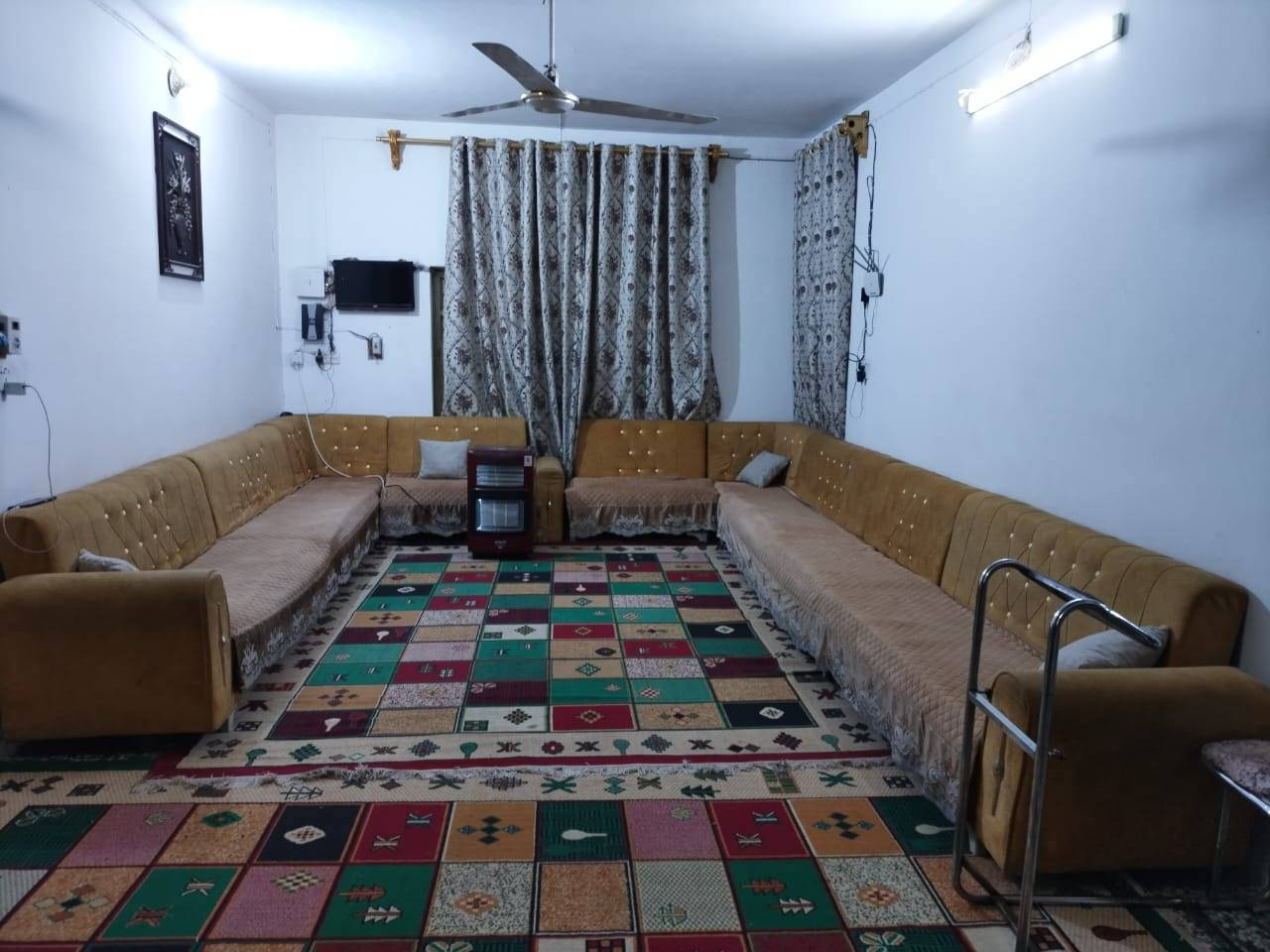 ديوان ٢٢ مقعد نظيف ومرتب للاستفسار خاص او الاتصال على الرقم ***********
