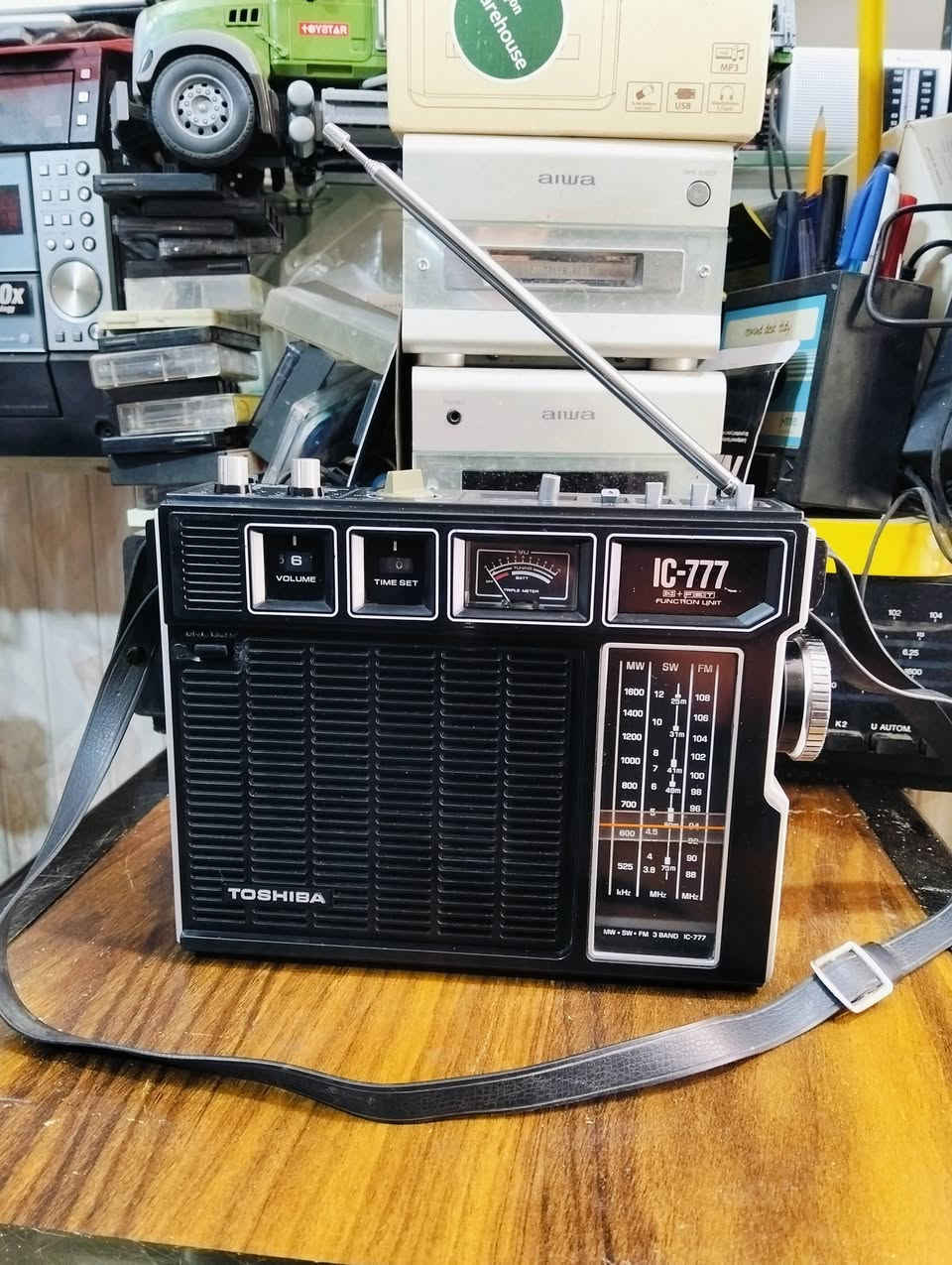من نوادر 
راديو توشيبا TOSHIBA 
صناعه ياباني صنع سنة 1976 
موجات الراديو FM MW SW.
يعمل كهرباء وباتري 
مع واير كهرباء أصلي 
انارة الجهاز شغاله مؤشر كيج شغال 
يوجد فديو بالمنشور يوضح التشغيل 
للحجز والاستفسار المراسله على الخاص


**إذا كنت صاحب هذا الإعلان وتريد حذفه لأي سبب، رجاءا أرسل رسالة إلى الدعم الفني**