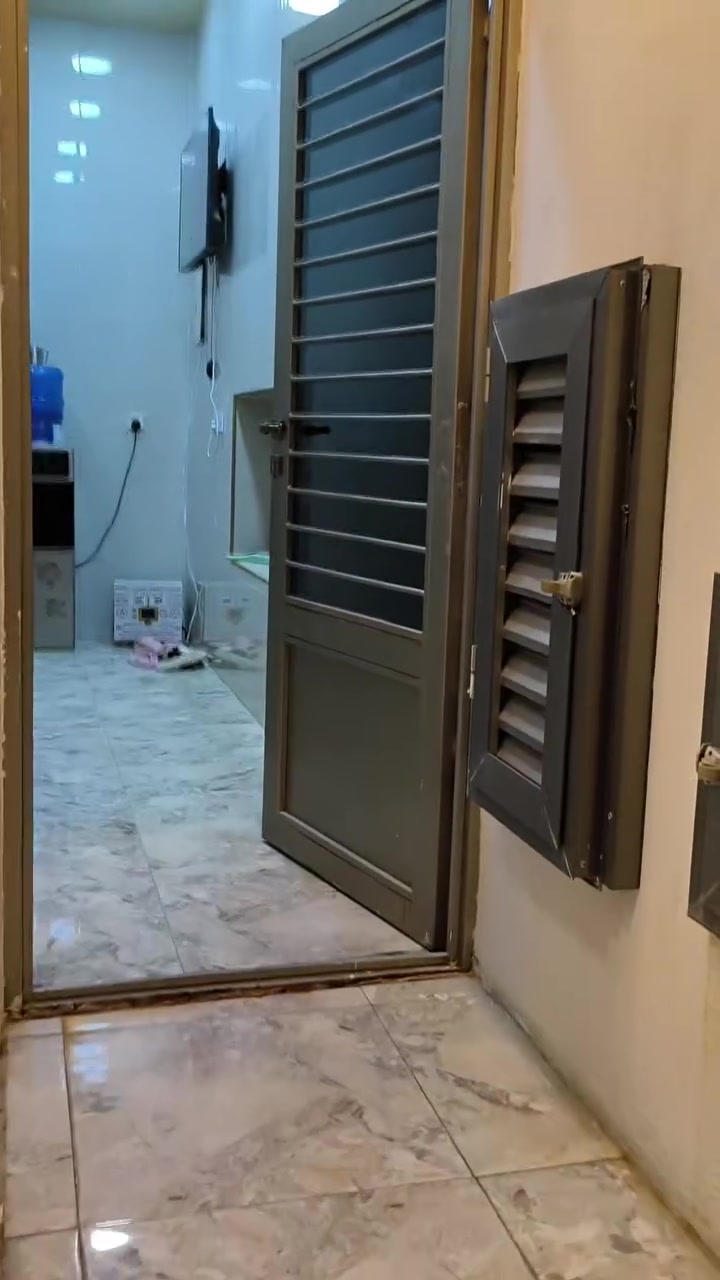 بيت للبيع بمساحة (60 متر ) واجهه 6 نزال 10 ويتكون من ثلاث طوابق الموقع ( الطي / نزال الصافي ثاني فرع من نزال الصافي قرب الشارع ) يحتوي البيت على ( مدخلين + 4 غرف نوم + استقبال ومطبخ+ اربع حمامات) ومع بيع البيت كاميرات مراقبه و 3 سبالت و مبردة مركزية للاستفسار والتواصل مع الرقم *********** .

