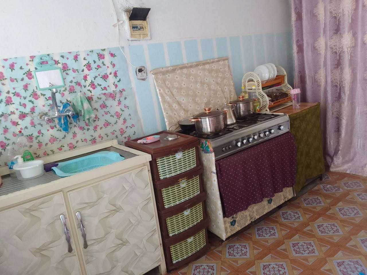 السلام عليكم بيت مساحة 100 متر مربع الواجهة 6.6 متر ونزال 15 متر 
يحتوي على استقبال ومطبخ وحولي وبيتونة سقفها چينكو وطارمة وخدمات صحية والبيت طابو سكني يتسلم عليه قرض في منطقة الراشدية _ البدعة وبيهة مجاري كاملة وكهرباء وماء ومدرسة ابتدائية قريبة على البيت بس بعد مابيهة تبليط وتبعد عن الراشدية والحسينية مسافة 10 دقائق 
السعر 85 وبي مجال 
للأستفسار التواصل على الرقم رصيد أو واتساب
***********
