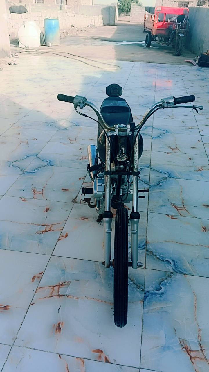 السلام عليكم دراجه للبيع نامه شلامجه بدون 
المكان العماره المشرح 
سعر 650 
***********
