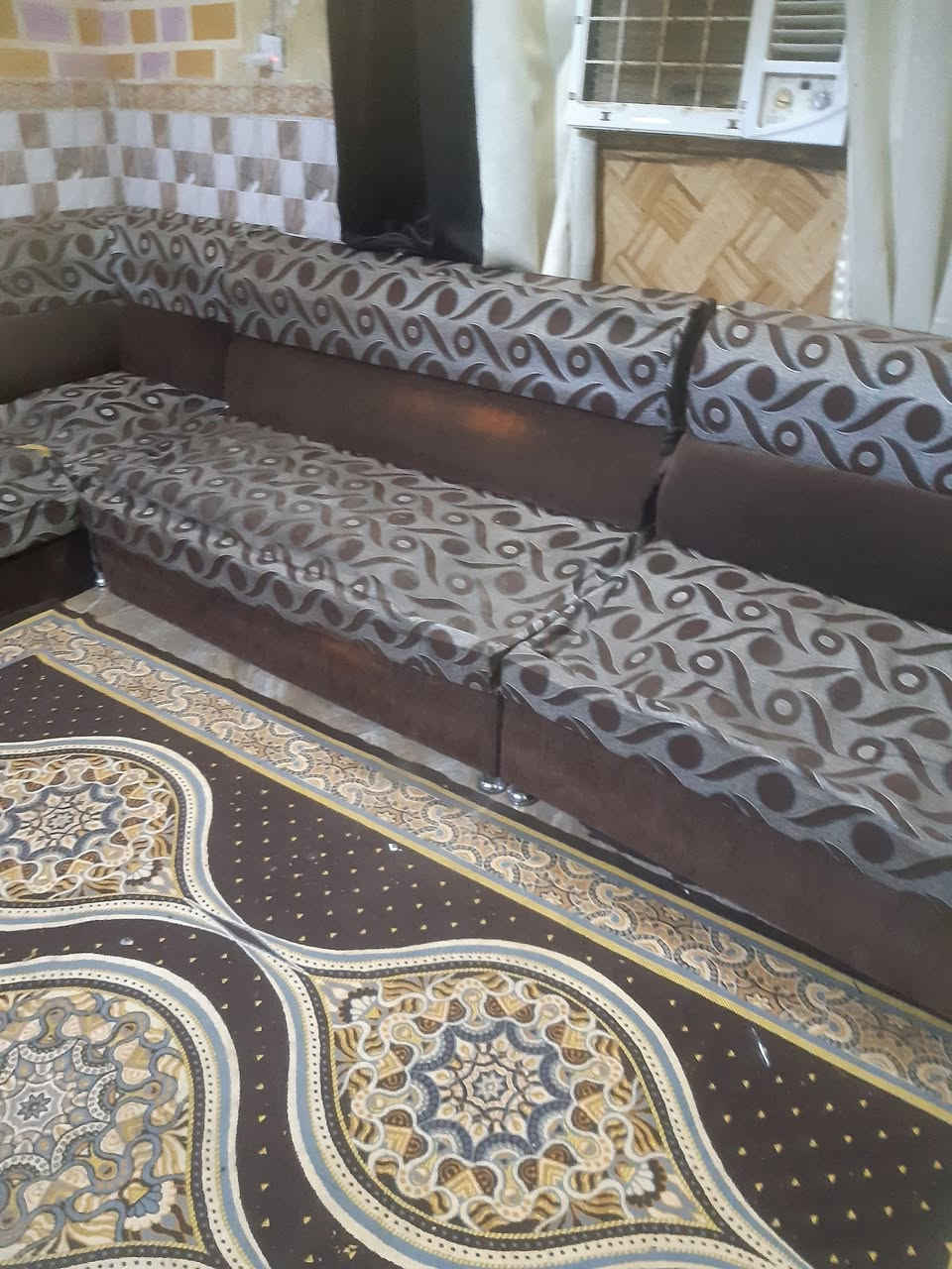 ديوان للبيع السعر ٥٠ ألف بحا
بحاجة لترميم ١٢مقعد
***********
