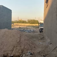 عندي قطعه للبيع مساحتها 100 متر الواجهيه 6 والنزال 17 مربع التمايمه  ا...