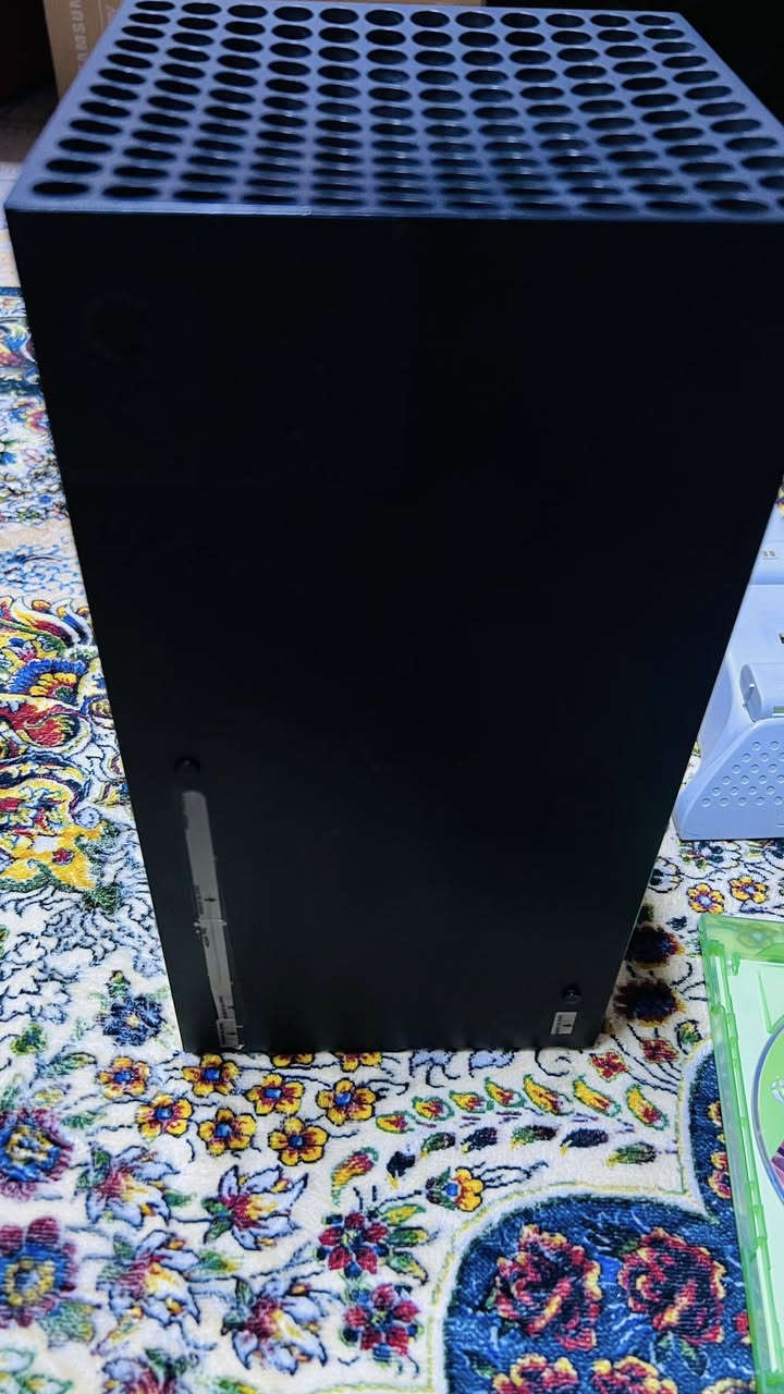 السلام عليكم  
للبيع Xbox Series X نسخة يابانية، إصدار 2022. الجهاز نظيف جداً وشبه جديد، استعمال خفيف.

يأتي معه:  
- 3 أقراص ألعاب  
- ألعاب محمّلة داخل الجهاز (من ضمنها Ark Raiders)  
- بطاريتان مع قاعدة شحن  
- شاشة قياس 24 بوصة بتردد 166Hz

📍 الموقع: بغداد – الزعفرانية  
💰 السعر: 650 

للجادين فقط، الجهاز جاهز للاستلام


**إذا كنت صاحب هذا الإعلان وتريد حذفه لأي سبب، رجاءا أرسل رسالة إلى الدعم الفني**