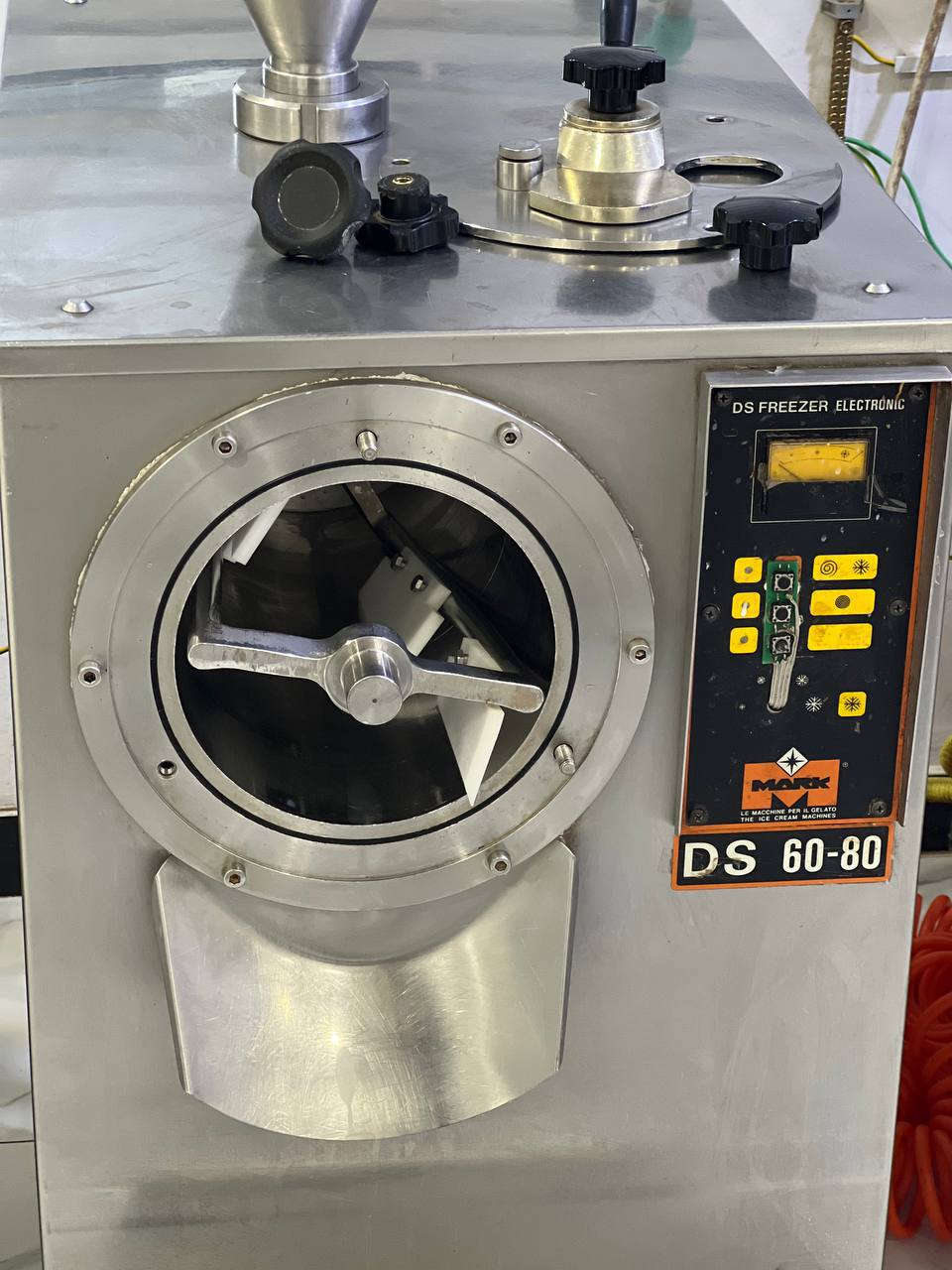 السلام عليكم 
من رخصة الادمن
للبيع مكينه DS
-نوع MARK-
-حجم 60/80-
-12 لتر -
-نضافه فول  بلاديه -
- الانتاج مالتها يطلع خلال 8 دقائق-
-مكاني بغداد حي الجهاد مقابل مشاتل الاطباء -
-للتواصل ***********
-الشراي يجي اتصال ويدلل  ..
