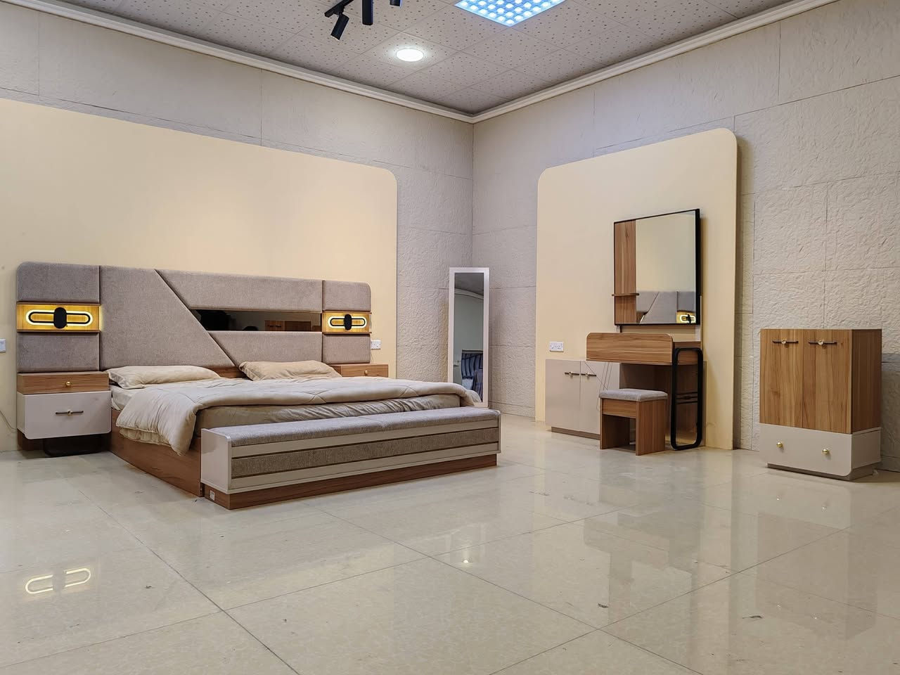 غرفة نوم تركي اتل ابواب 10 قطع معمل اصلي درجة اولى📢
ظمان فتح وتركيب 10مرات 
نفس الصورة بالضبط💯
برغي  حديد وقفل حديد 
سرير جك خزان 
انارة ذاتية 
مراة الميز تواليت تعليك
ارجل هيكل حديد
تقاطيع مميزة 
نرمايد هيدروليك الية الاغلاق 
سكك ثلاث مراحل  
نقوش  درجة اولى ✅
متوفرة بلون جوزي ✅
كنتور مع الملحق 330سم✅
للحجز مراسلة الصفحة او الرقم 
***********
***********
#اكسبلور 
#creatorsearchinsights 
#اثاث_منزلي_حديث_غرف_نوم 
#حلة_شارع_40 
#اثاث_منزلي_حديث_غرف_نوم
