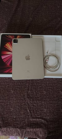 ايباد 11برو m1 ذاكره 256 بطاريه 87 نضافه 100 سعر 700 وبي مجال 07838596...