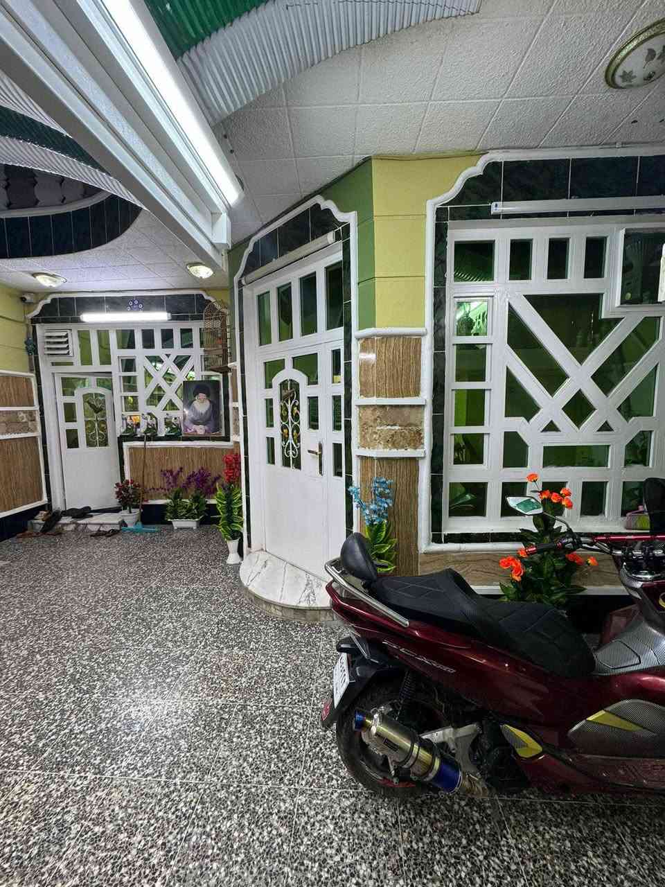 150متر للبيع 
الشعب حي التجار ،الضباط
طابو ملك صرف 
واجها 7ونص
النزال 20متر
مدخلين 
يحتوي على 
استقبال ،مطبخ معزول ،خدمات في كللا الطابقين وخارجية ،
4غرف نوم 
للمعلومات أكثر مراجعه مكتب الأخوين للعقار 
الشعب شارع الأسواق المركزيه قرب كليه الامام الكاظم عليه 
***********
