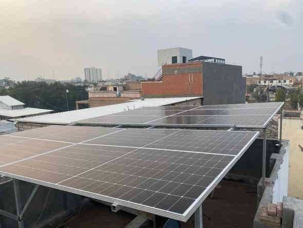 تم بحمد الله تركيب منظومة طاقة شمسية بقدرة 5.5 كيلو واط مع انفيرتر 6 كيلو واط وبطاريات انبوبية بقدرة 200 امبير عدد 4 لزبون .  يمكن ان تجهز المنظومة من 15 الى 20 امبير نهارا وخلال الليل بالاعتماد على البطاريات يمكن ان تجهز 8 الى 10 امبير ويمكن مضاعفة الامبيرية والوقت بزيادة عدد البطاريات.  الحل الامثل  لحلول أنقطاع الطاقة الكهربائية في العراق هو تركيب طاقة شمسية. #مكتب_البهاء_للطاقة_الشمسية .
بابل /الحلة -شارع الحسينية 
  للاستفسار :
مهندس بهاء      ***********
