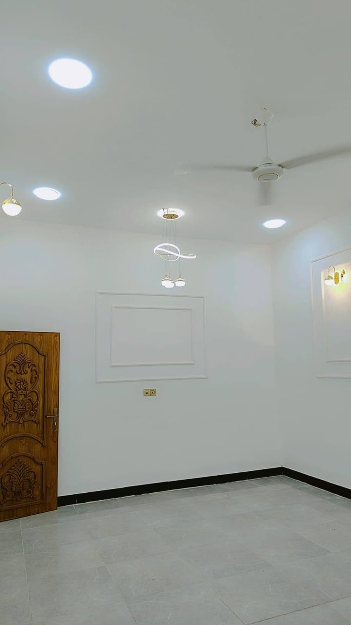 يتوفر لدينا بيت للبيع في أبي الخصيب حمدان يقع في سوق حمدان مساحه البيت 200مترطابو زراعي عراقي راعي الأرض عراقي موجود سند 25 يحتوي على 2غرف منام اوصاله اوديوان ومطبخ وكراج بناء جديد شغل درجة والى جميع الخدمات منطقه ممتكامله شارع 8متر قريب من مدرس اوقريب على شارع رئيسي مال أبي الخصيب السايدين الجو بيت جاهز من كلاشي سعره 135وقابل للتفاوض إلا ستفسار رقم الهاتف فقط ***********
