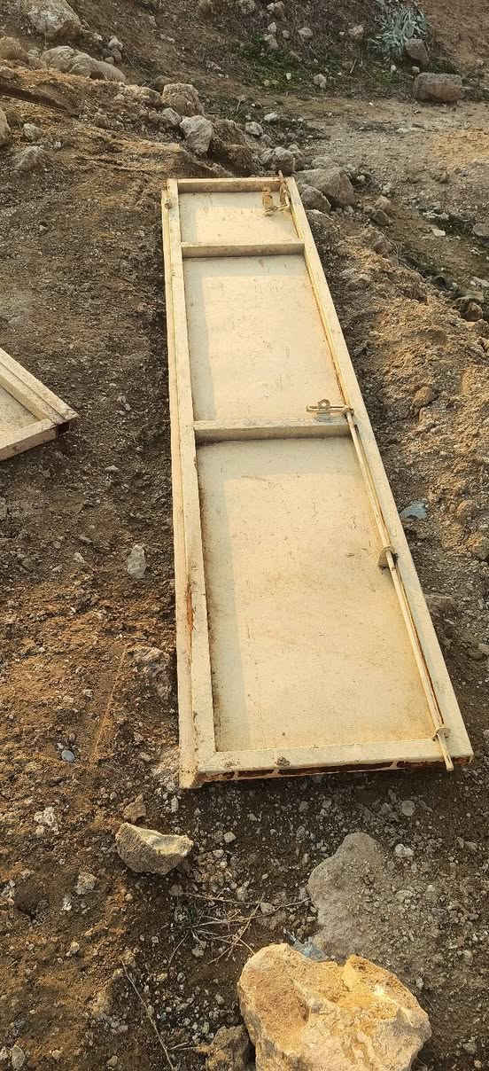 للبيع ابواب وشباك و محجل وحديد صب العنوان قرب مول العيسى للتواصل عل رقم ***********
