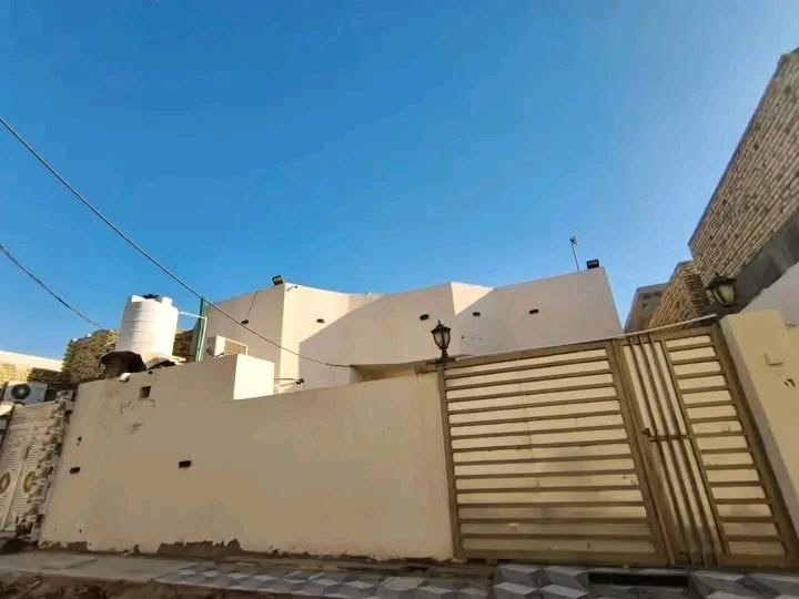 اللهم صلي على محمد وآل محمد 
السلام عليكم 
بيت للبيع طابو صرف حي الامير قرب المدارس قريب الفوج خلف مجمع ركن المدارس 
مواصفات البيت 
المساحه 250
طابقين  
الطابق الاول 
2 غرف 4×5
صاله كبيره 11×4
عرض الممر  متر ونص 
صحيات داخليه 
مطبخ حار وبارد 
استقبل مستقل مع صحياة وحمام خارجي
طارمه 9×5
الطابق الثاني 2 غرف 5×4 صاله 6×4
سعر ١٦٠ بي مجال


**إذا كنت صاحب هذا الإعلان وتريد حذفه لأي سبب، رجاءا أرسل رسالة إلى الدعم الفني**