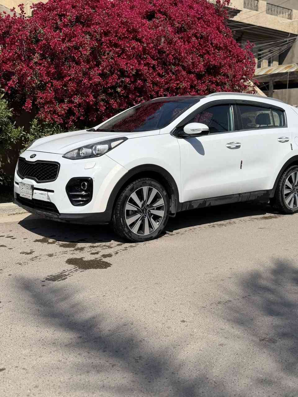 السلام عليكم للبيع سبورتج موديل 2017 خليجي مواصفات: بانوراما .حساسات خلفية :هاند بريك قدم :3 وضعيات قيادة: مري شفط :كاميرا خلفية : ويل كروم : بيها ملاحضات بسيطه شخط بين بابين ورصعه بجاملغ مكانه بغداد حي الخضراء  السعر:178 وبيها مجال / ***********
