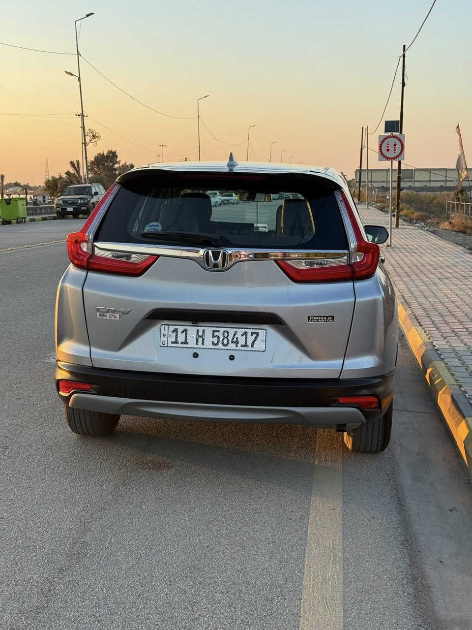 سلام عليكم
هوندا سي ار في
Honda CR-V
موديل 2019
ورد امريكي حادث موضح بالصور وبيه سونار
كير ومكينه مكفولات 
سيارة ماشية 132 الف كيلو 
ويل كب
حجم المحرك 2400
تحكمات سترین جهتين
وضعیات قیاده ۳
تبريد قطعتين 
كامره خلفيه
هندبريك بصمة
لد امامي
لد خلفي
رقم بغداد باسمي تحويل مباشر 
السعر 146 ورقه وبيه مجال بسيط 
مكان سيارة واسط الكوت 
للاستفسار الاتصال 
‏***********
