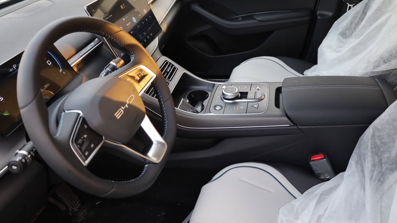 بي واي دي ديستروير موديل 2025   الاستفسار ع الواتس فقط  0782565642
🚗 BYD Destroyer 05 DM-i – فئة Luxury (مدى 55 كم)
📏 الأبعاد
الطول الإجمالي: 4780 مم
العرض الإجمالي: 1837 مم
الارتفاع الإجمالي: 1495 مم
قاعدة العجلات: 2718 مم
الوزن الفارغ: 1515 كجم
الوزن الإجمالي: 1890 كجم
سعة خزان الوقود: 48 لتر
سعة صندوق الأمتعة: 450 لتر
مقاس الإطارات: 225/60 R16
⚙️ المحرك والمواصفات التقنية
النوع: سيارة هجينة قابلة للشحن (PHEV)
سعة المحرك: 1.5 لتر
أقصى قوة للمحرك: 81 كيلوواط (110 حصان)
أقصى عزم للمحرك: 135 نيوتن.متر
أقصى قوة للموتور الكهربائي: 132 كيلوواط (180 حصان)
أقصى عزم للموتور: 316 نيوتن.متر
مدى القيادة الكهربائي (CLTC): 46 كم
سعة البطارية: 7.68 كيلوواط/ساعة
وقت الشحن البطيء: 2.5 ساعة
التسارع 0–100 كم/س: 7.9 ثانية
استهلاك الوقود (WLTC): 2.17 لتر/100 كم
نوع البطارية: ليثيوم فوسفات الحديد (Blade Battery)
سعة البطارية (مذكورة أيضًا): 8.3 كيلوواط/ساعة
ناقل الحركة: E-CVT (أوتوماتيك متغير باستمرار)
التعليق الأمامي: مستقل (MacPherson)
التعليق الخلفي: شبه مستقل (Torsion Beam)
🛞 أنظمة القيادة
نظام التوجيه: كهربائي (EPS)
الجنوط: ألمنيوم
الفرامل: أقراص مهواة وأقراص صلبة
فرامل التوقف: إلكترونية
نوع السيارة: سيدان 4 أبواب / 5 ركاب
🛡️ السلامة والأمان
ABS مانع انغلاق الفرامل
EBD توزيع إلكتروني للفرامل
BAS مساعد الفرامل
TCS نظام التحكم في الجر
ESP نظام الثبات الإلكتروني
مراقبة ضغط الإطارات
وسائد هوائية أمامية وجانبية
ستائر هوائية جانبية
تنبيه عدم ربط حزام الأمان
نظام ISOFIX لمقاعد الأطفال
حساسات خلفية
كاميرا خلفية
مثبت سرعة
Auto Hold
مساعد صعود المرتفعات (HAC)
أوضاع قيادة متعددة
نظام استرجاع الطاقة (Regenerative Braking)
تنبيه صوتي للسرعات المنخفضة
🛋️ الراحة والتجهيزات
عجلة قيادة متعددة الوظائف مكسوة بالجلد
تعديل المقود (ارتفاع وعمق)
ناقل حركة إلكتروني (زر/مقبض)
شاشة معلومات الرحلة ملونة
شاشة عدادات LCD


**إذا كنت صاحب هذا الإعلان وتريد حذفه لأي سبب، رجاءا أرسل رسالة إلى الدعم الفني**