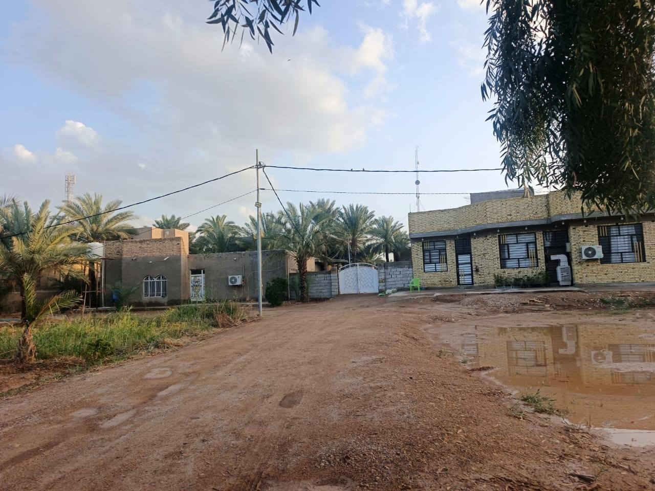 🔴ارض للبيع (الاحرار /صدر احوار)
المساحة 3 دونم مسيجة بالكامل 
تحتوي على دارين (منزلين) بناء طابوق المنزل الاول بناء سنة 2025
الحديقة تحتوي على  اشجار ونخيل مثمر
متوفرة كافة الخدمات 
 الموقع منطقة صدر احوار على الشارع العام طريق الاحرار _نعمانية 
ملاحظة الارض يوجد بيها موافقات رسمية ومرتسم كامل من الاراضي وشعبة زراعة الاحرار 
للاستفسار الاتصال ***********
                           ***********
