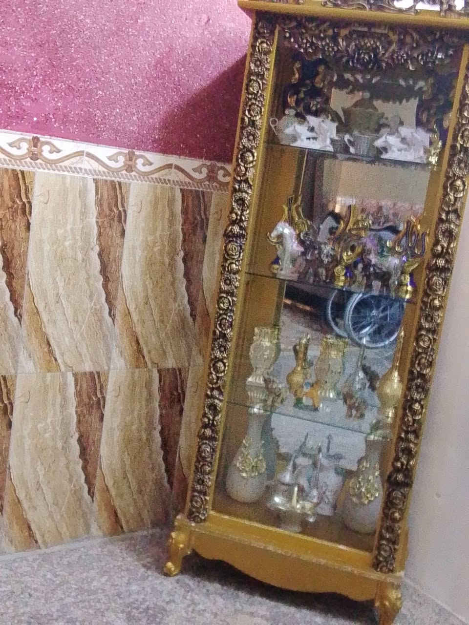 فاترينه لبيع هي وغراضه كلشي مابيه جديده ما مستعمله هي وغراضه والعنوان بغداد الشعله شارع الامين ام نجم يم اسواق المختار والرقم *********** وبي واتساب
