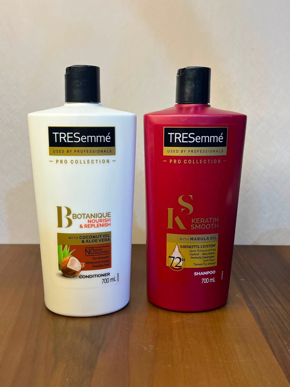 جديدنا من TRESemmé: مجموعات العناية بالشعر
1️⃣ شامبو TRESemmé Botanique (العلبة الخضراء)
 المكونات الأساسية: زيت جوز الهند وخلاصة الألوفيرا (الصبار).
 الفوائد: ينظف الشعر برفق ويعيد إليه الحيوية والرطوبة المفقودة مثالي لمن تبحث عن مظهر صحي ولامع للشعر الجاف والتالف دون تراكم المواد الكيميائية القاسية على الفروة.

2️⃣ بلسم TRESemmé Keratin Smooth (العلبة البيضاء بكتابة ذهبية)
 المكونات الأساسية: مدعم بزيت المارولا الثمين والكيراتين.
 الفوائد: يعمل كمرطب عميق بعد الشامبو، يترك الشعر فائق النعومة سهل التمشيط ويمنحه لمعاناً طبيعياً وجذاباً.

3️⃣ شامبو TRESemmé Keratin Smooth (العلبة الحمراء)
 المكونات الأساسية: زيت المارولا والكيراتين.
 الفوائد: مصمم خصيصاً للشعر المتطاير والمجعد. يساعد في مقاومة التجعد (النفشة) و فك التشابك وتعزيز اللمعان، إضفاء النعومة، والسيطرة على الشعر المتطاير لتستمتعي بشعر صالونات وأنتِ في البيت.

4️⃣ بلسم TRESemmé Botanique (العلبة البيضاء بكتابة خضراء)
 المكونات الأساسية: زيت جوز الهند الطبيعي والألوفيرا.
 الفوائد: يكمل دور الشامبو الأخضر لضمان ترطيب مكثف وأطراف ناعمة وسهلة التسريح دون أن يتسبب في هبوط الشعر أو إثقاله بالسيليكون.
 
السعر : 5,000 

توصيل بغداد 5,000🚘


**إذا كنت صاحب هذا الإعلان وتريد حذفه لأي سبب، رجاءا أرسل رسالة إلى الدعم الفني**
