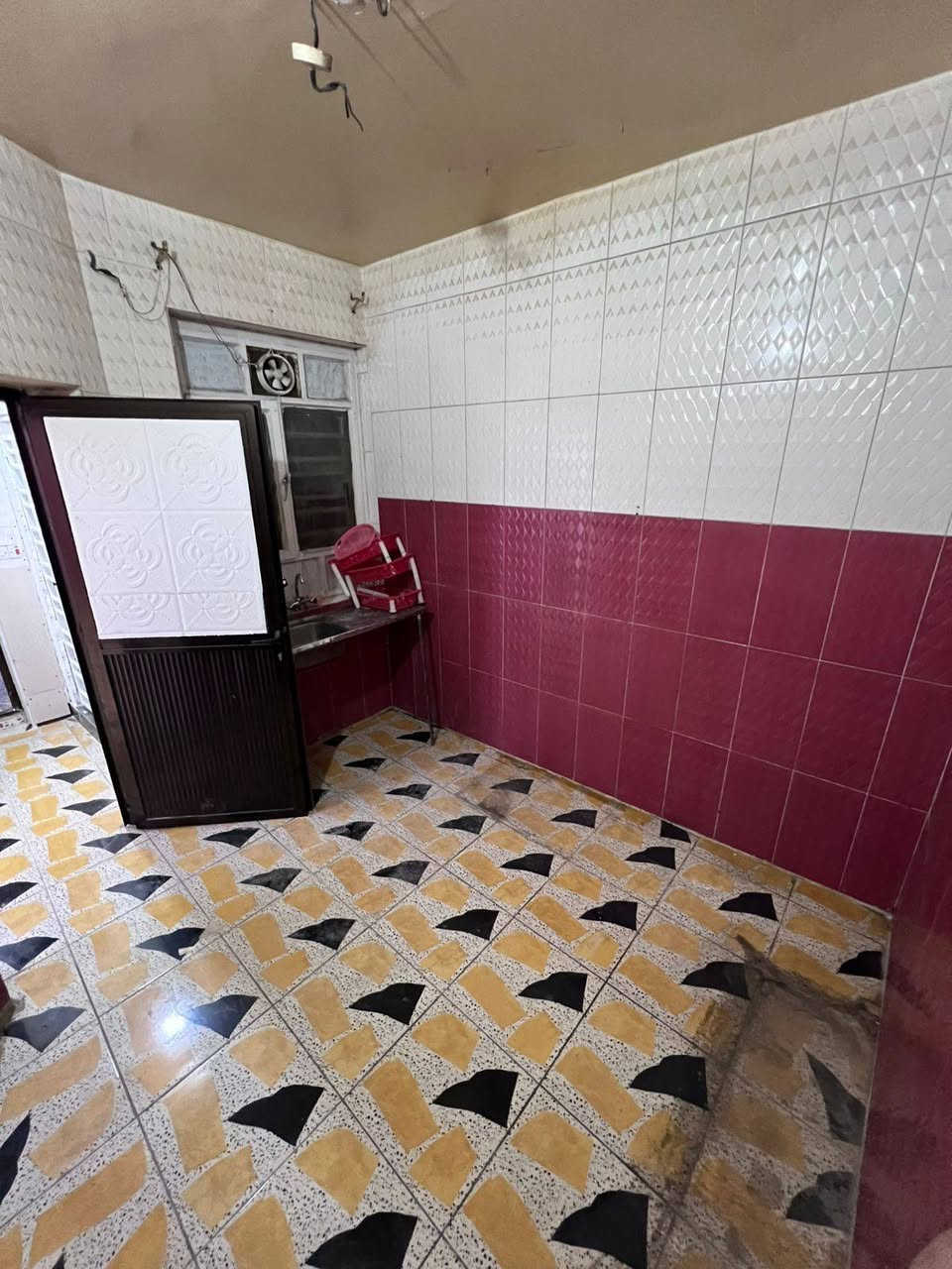 بالبيوت شقه للايجار 
بغداد الكرخ حي العمداء قرب الألعاب الكرخ على شارع الخدمي بين مجمع 6 والبيوت تحتوي على غرفين نوم وصاله ومطبخ وحمام غربي وشرقي الاتصال ***********
