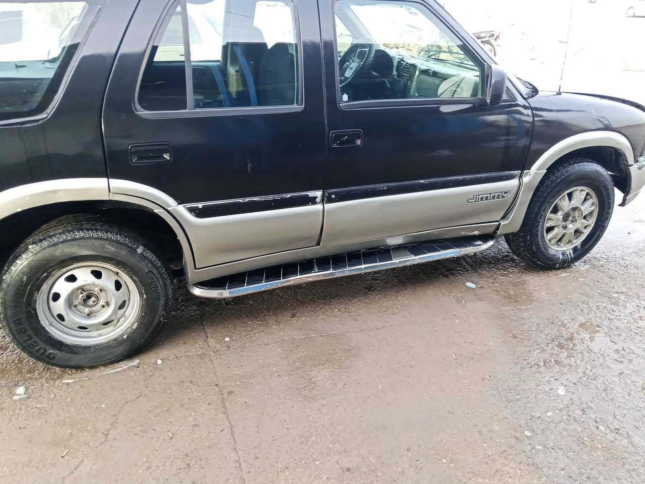 السلام عليكم ورحمة الله وبركاته سيارة جمسي محور كير ومحرك في فتي سياره رقم بغداد موديل 2000شرط التحويل وال وكالة  مراوس بسيارة حسب القناعه مكاني صلاح الدين بيجي رقمي ***********  السعر 50وبيه مجال وكل نقص مابيها كل الصورة جدامك
