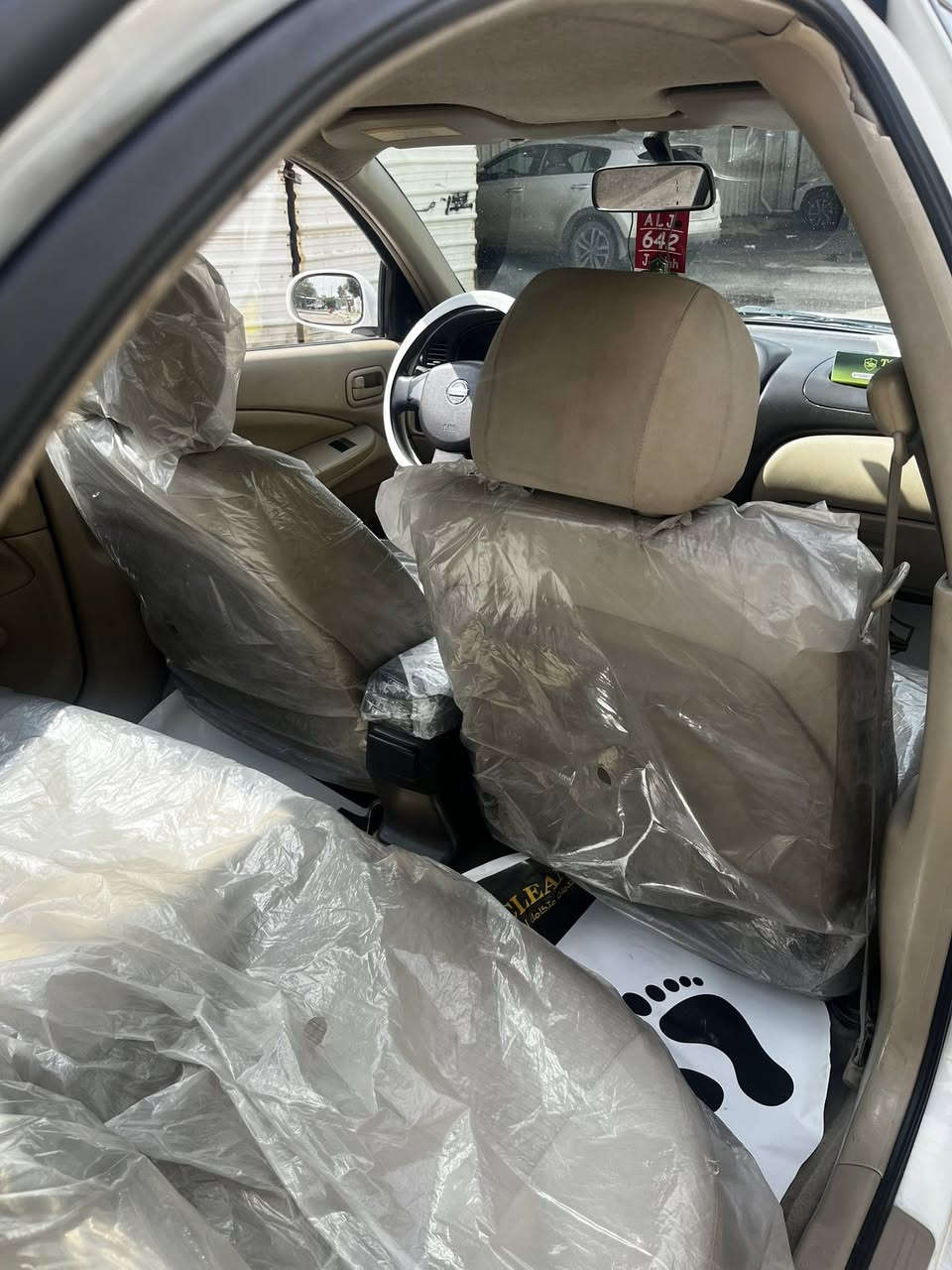 السلام عليكم سني موديل2012 السياره خير من الله كير مكينه كفاله السياره نضيفه بيها قطعتين صبغ موضحه بالسونار وبيها بارد قليل بالبنيد رقم بغداد السياره باسمي تحويل ثاني يوم السعر ١٠٠وبيها مجال بسيط الاتصال بالرقم ***********مكاني بغداد الاعضميه
