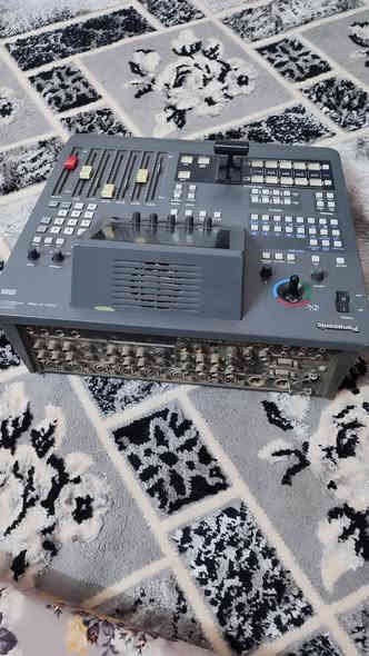 الجهاز الموضح في الصورة هو خلاط ومحول صوت/فيديو رقمي احترافي طراز Panasonic AG-MX70. تم تصميم هذا الجهاز للاستخدام في أنظمة التحرير الرقمية، والاستوديوهات، والفعاليات الحية... مع 3 كامرات ابيع جف تراب اسعر خاص او اتصل.. ***********..
