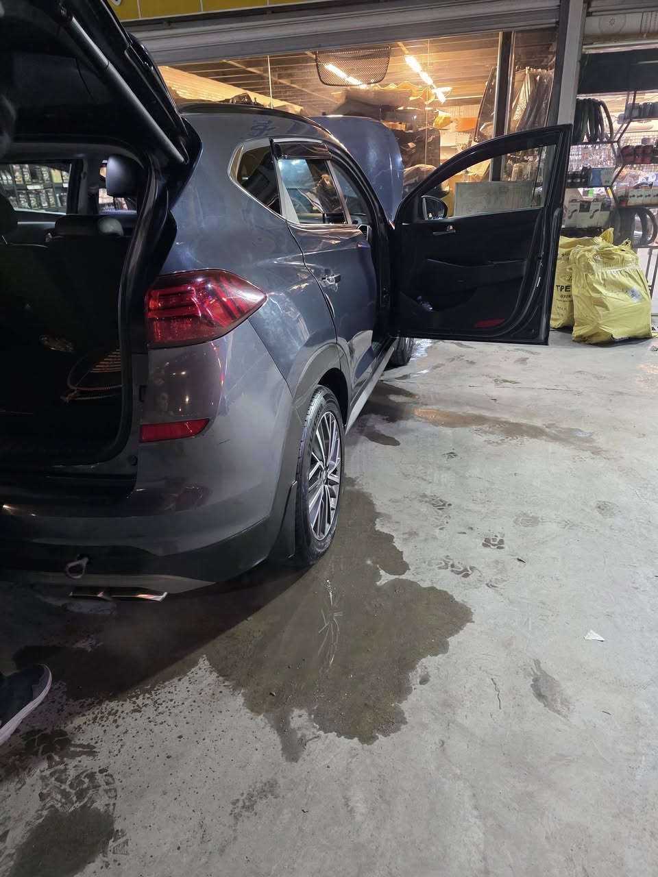 السلام عليكم اخوان توكسان وارد امريكي محرك ٢٤٠٠ بدون حادث بدون صبغ بدون ايرباك فقط دعاميات السياره فول مواصفات كشنات جلد وكهرباء بانوراما كشنات تدفئه وتبريد صندوق كهرباء ٥ كاميرات هوايه مواصفات بيهه رقمهه بغداد السعر ١٩٠ وبيهه مجال  مكانهه السيديه ***********
