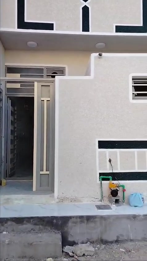 سلام عليكم ورحمة الله بيت للبيع ٥٠متر مجمع سيد اسماعين فول كامل الخدمات السعر ٣٧مليون وبيه مجال الاستفسار والاتصال عل رقم *********** والف هلا قرب شارع اطوريج
