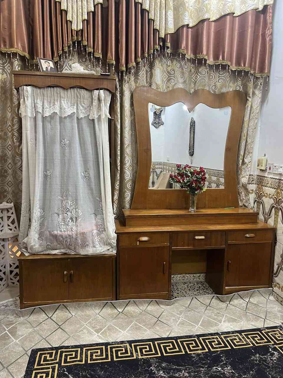 كنتور 6 ابواب مع ميز تواليت  مع زاويه صاج طول الكنتور 3 متر .60cm 
السعر 250

للتواصل ***********
