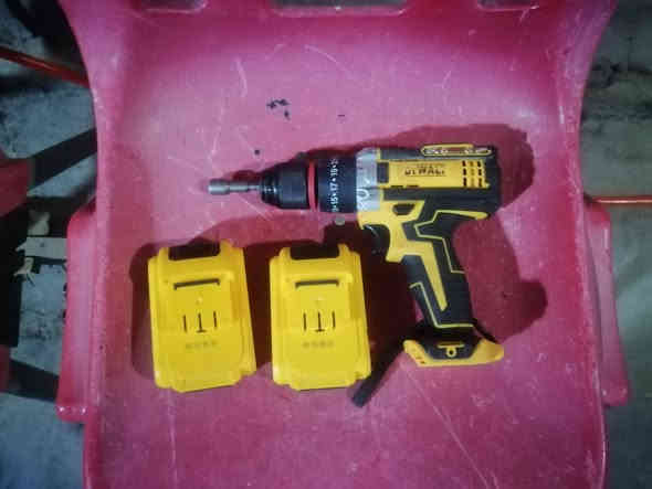 دريل شحن ٢ بطاريه شغال على الفحص
وبدون شاحنه ٢٠ الف
دريل تنكير وتزريف عدد ٢
شغالات على الفحص ٦٠ الف
بغداد ***********
