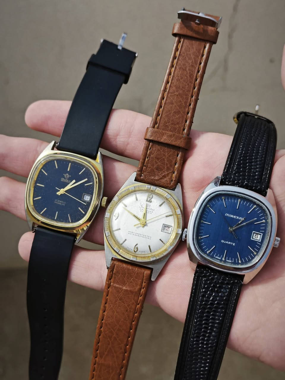 ثلاث ساعات 
2تكويك
1بطاريه 
سويسريات كلهم
شغالات كلهم 
نافذة تاريخ شغاله 
ماكين سويسريه اصلية 
نظافة تامه 
سيوره جلد أصلي 
سعرهم كلهم 150 الف 
وبيهم مجال 
للتواصل واتساب أو الاتصال على رقم 
***********
