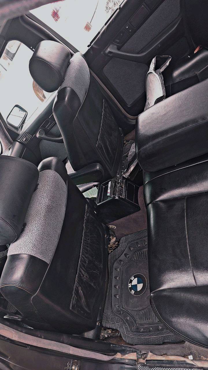 السلام عليكم
BMW 525 i / 1991
- السيارة مصبوغة عام بدون حادث
- كير اوتو
- ريمونت تقفيل وتصعيد جام
-  ويل خلية
- غرفة جلد اسـود
- للتواصل واتس / ***********
- السعر / 52 ورقة وبيها مجال حق الجية
حبيبي السيارة بأي محافظة/منطقة موجودة هسه؟ وإذا تريد شنو وقت المعاينة المناسب؟: 
بغداد البياع 
الاستمارة والملكية شنو وضعهن؟ نقل مباشر لو بيها مراجعة، ومتى آخر فحص/سنوية؟: 
2029 نقل مباشر 
الكهربائيات كلها شغالة لو اكو شي يحتاج شغل مثل المكيف، الزجاج، السنتر، والعدادات؟: 
المكيف غير شغال 
إذا السعر قابل للتفاوض، تريد تبديل أو بس بيع نقد؟: 
اذا متوفر مراوس ماكو مشكله سيارة BUD او كيا فورتي 