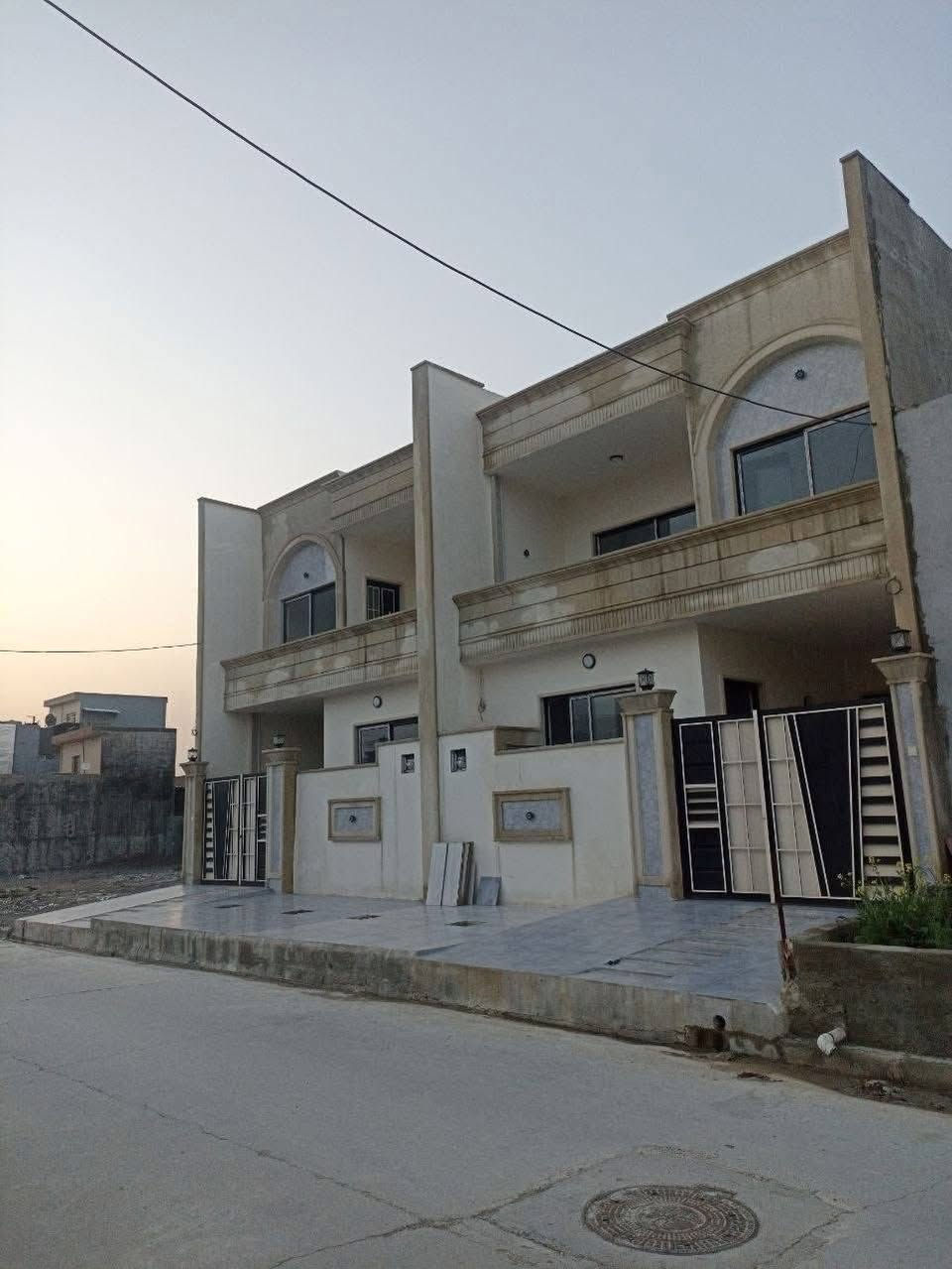 🔥 فرصة مميزة للبيع في حي السماح – الأساتذة 🔥
دار حديث ومتكامل بموقع راقي على شارع 15 متر 👌
📐 المساحة: 150 متر
📏 الواجهة: 7,5م
🏠 الطوابق: طابقين
📍 الموقع: ناصية (ركن) – موقع مميز جداً
🔹 تفاصيل الطابق الأرضي:
هول استقبال واسع
غرفتين نوم
مطبخ حار + مطبخ بارد
حمامات داخلية وخارجية
تشطيب كامل جبس بورد ✨
🔹 تفاصيل الطابق الثاني:
3 غرف نوم
هول
سطح ناصي مرتفع
صحيات
💡 مميزات إضافية:
نظام دكت (تبريد مركزي)
نظام سبالت
نظام كاميرات مراقبة
نظام غاز جاهز
📞 للاستفسار والحجز:
***********
📍 زورونا في مكتبنا:
حي السماح – سايدين بانزينخانة المشاعل – مجاور جامع طه
