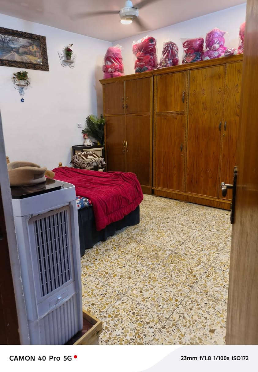 سلام عليكم بيت للبيع طابو زراعي 100متر مربع واجهة 9في11 طابق ونص يتكون من استقبال وغرف نوم عدد 2 ومطبخ وخدمات كامله عنوان بحي البساتين مقابيل بانزين خانه سماه بغداد قرب شارع العام الرئيسي شارع المصطفى ه   سعر 140وبي مجال ***********
